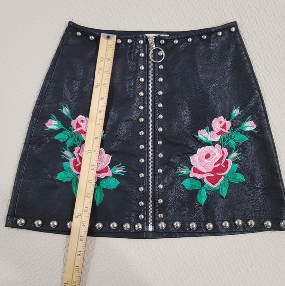 Molly Green Black Faux Leather Floral Embroidery Skirt Studs Zipper Front Size S - Picture 7 of 15